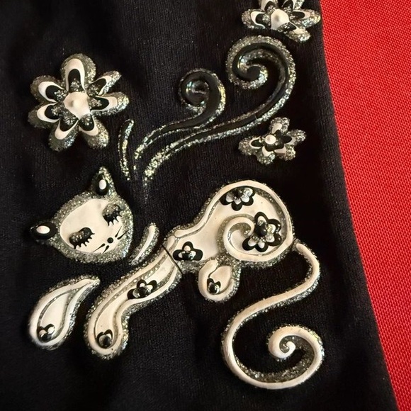 Chic Black Gloves with Embroidered Cat Motif - Picture 2 of 2